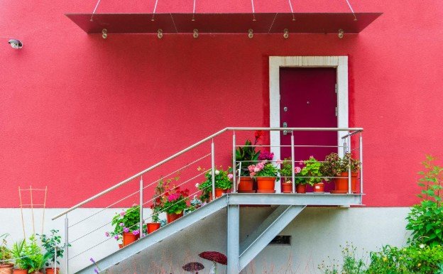 DIY balcony makeover ideas for small apartments on a budget